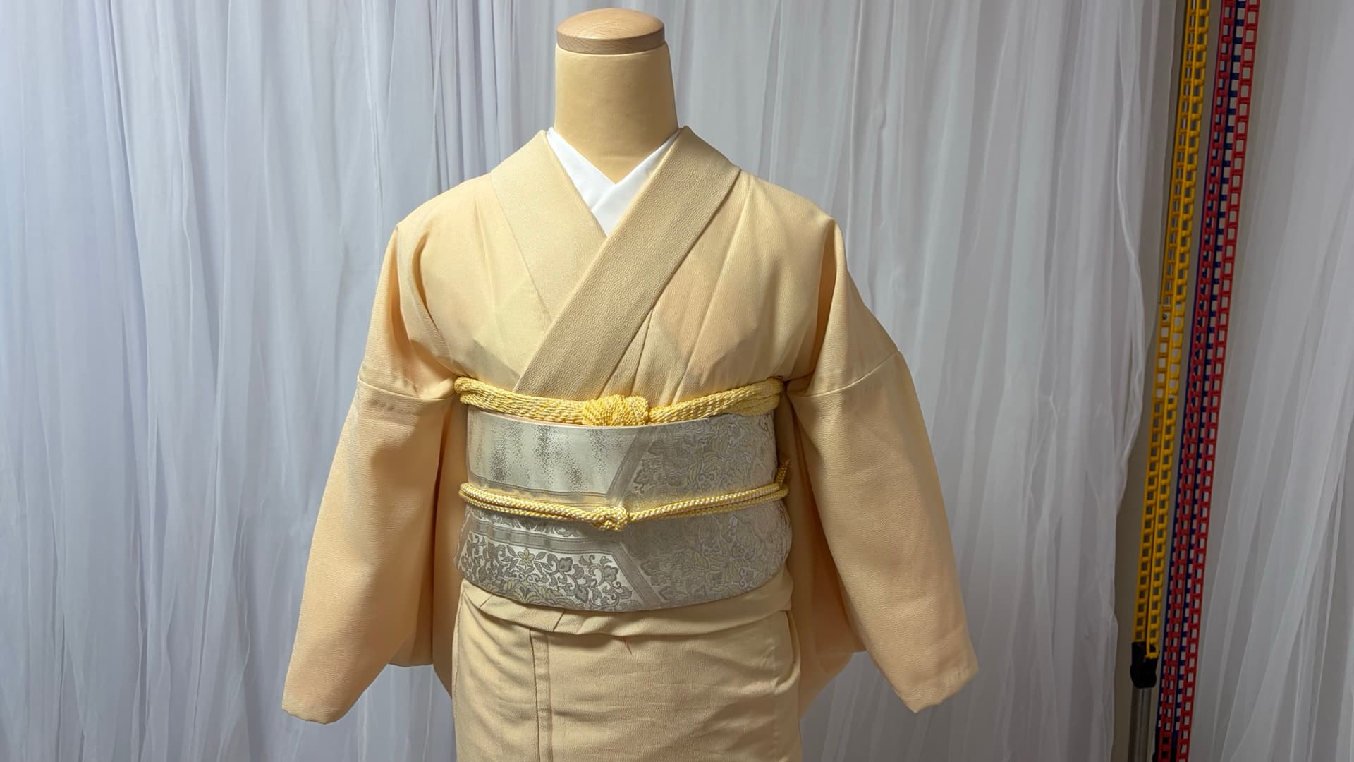 着物の正しい着姿(帯まわりアップ)