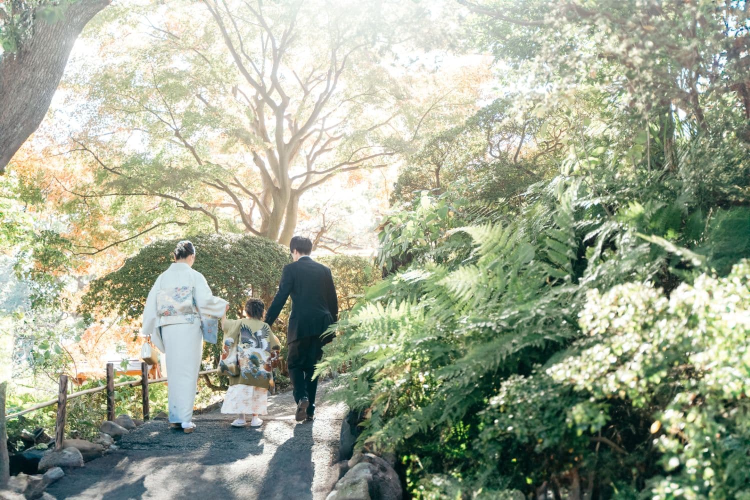 伊勢山皇大神宮 七五三 参道を歩く家族