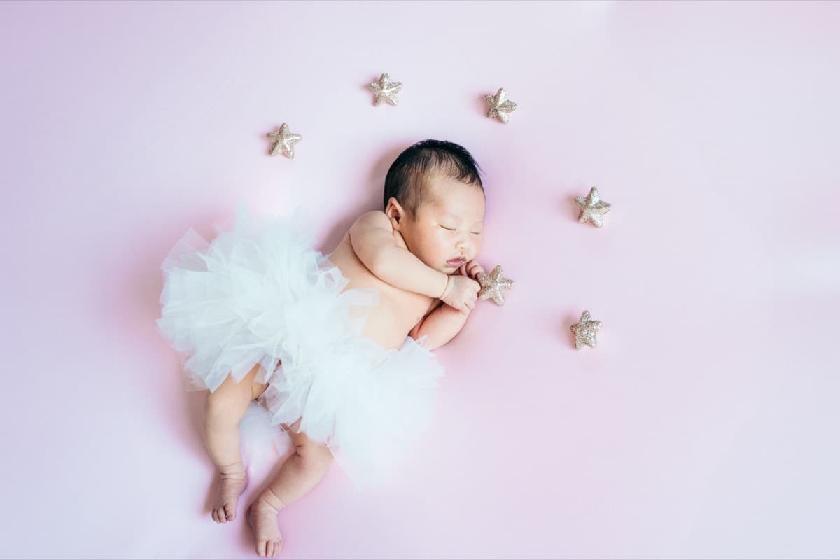 おくるみに包まれた赤ちゃん